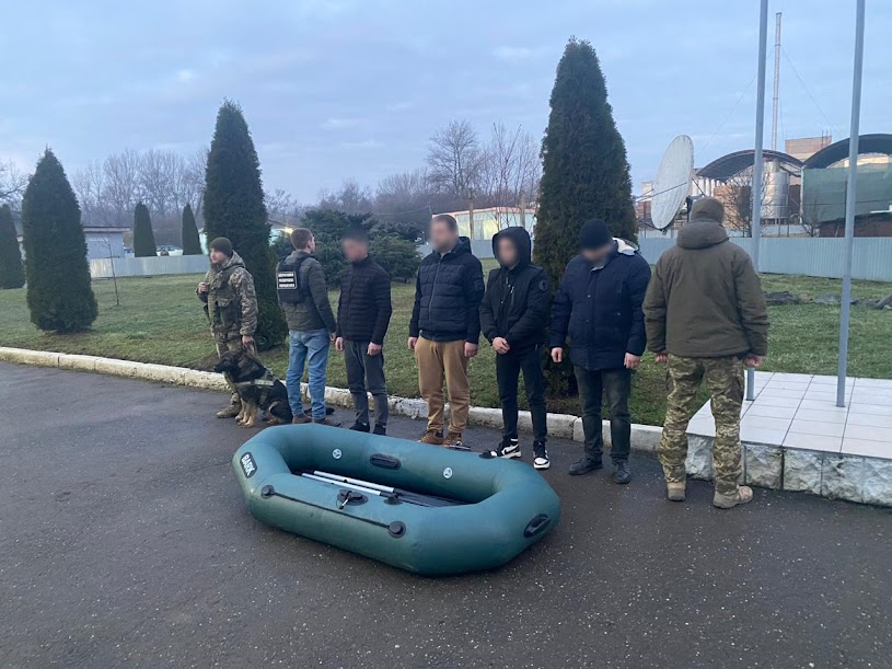 2 закарпатців, тернополянин та мешканець Львівщини намагалися гумовим човном переплисти Тису, щоб потрапити в Угорщину (ФОТО)