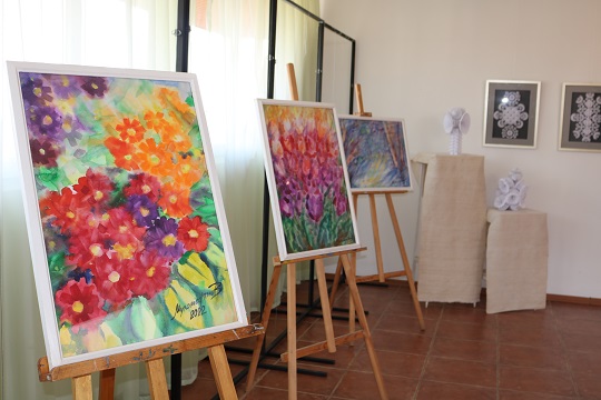 В Ужгороді відкрили обласну виставку образотворчого та декоративно-прикладного мистецтва "Весна переможе" (ФОТО)