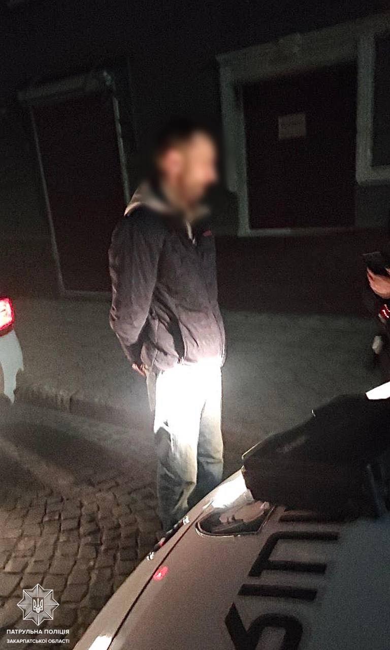 У Мукачеві вночі зупинили водія, який у п'яному стані роз'їжджав вулицями міста (ФОТО)
