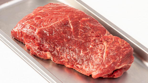 Освітяни на Закарпатті після торгів замовили м’ясо за 520 тисяч ФОПу, який без конкуренції продає його дорожче