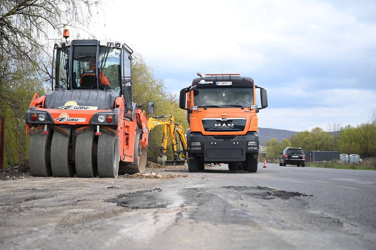 На об’їзній Ужгорода тривають роботи з відновлення пошкодженого вантажівками дорожнього покриття та узбіч (ФОТО)