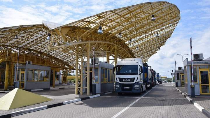 Від сьогодні водії вантажівок можуть реєструватися в електронну чергу для перетину кордону на Закарпатті