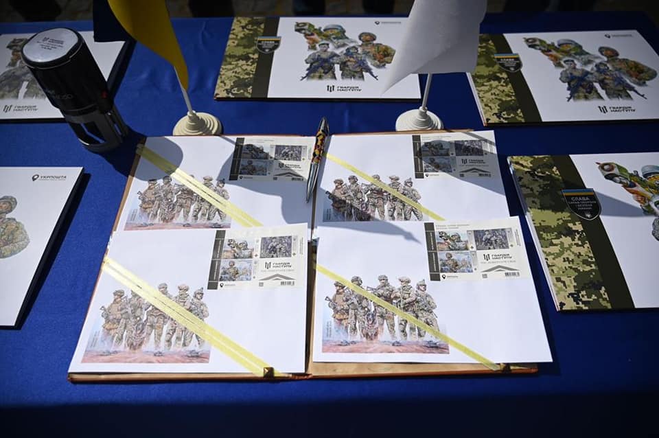 На Закарпатті ввели в обіг новий блок поштових марок, присвячений українським захисникам (ФОТО)