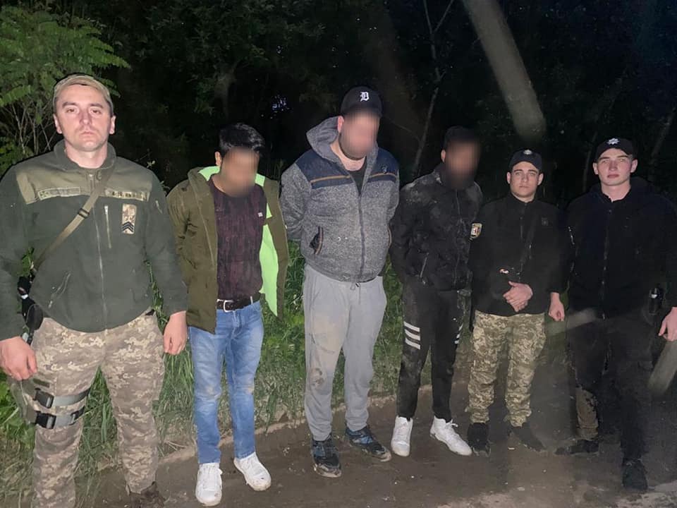 На кордоні зі Словаччиною на Закарпатті затримали 4 іноземців (ФОТО)