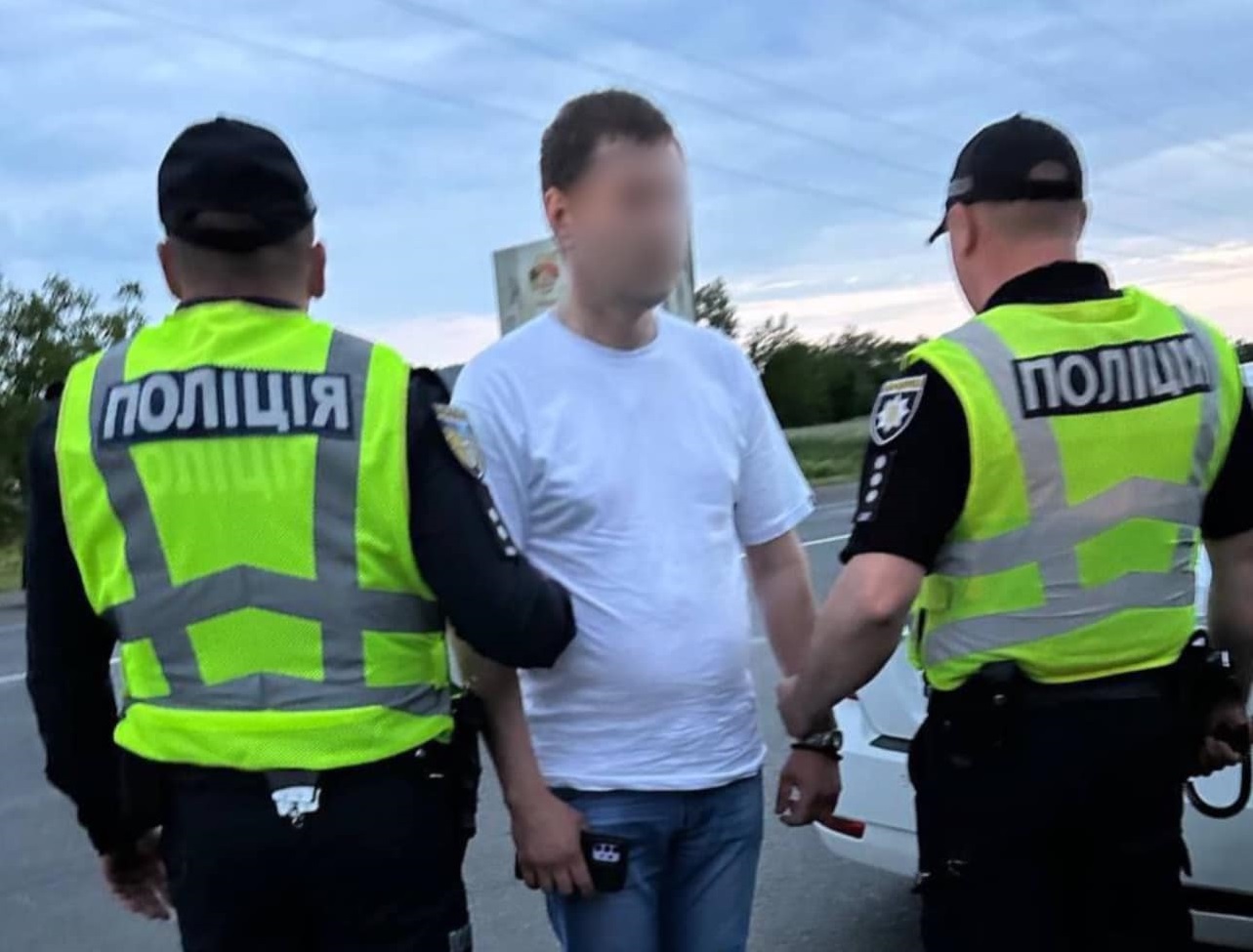 На обʼїзній Мукачева патрульні виявили "безправного" водія "під кайфом" з наркотиками в гаманці (ФОТО)
