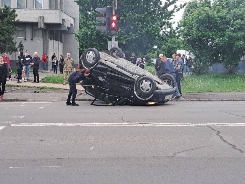 В Ужгороді Mercedes перекинувся на дах (ФОТО, ВІДЕО)