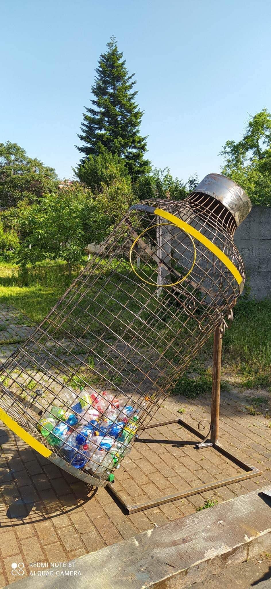 В одній зі шкіл Мукачева встановлять нову екоінсталяцію – смітник для пластикових пляшок (ФОТО)