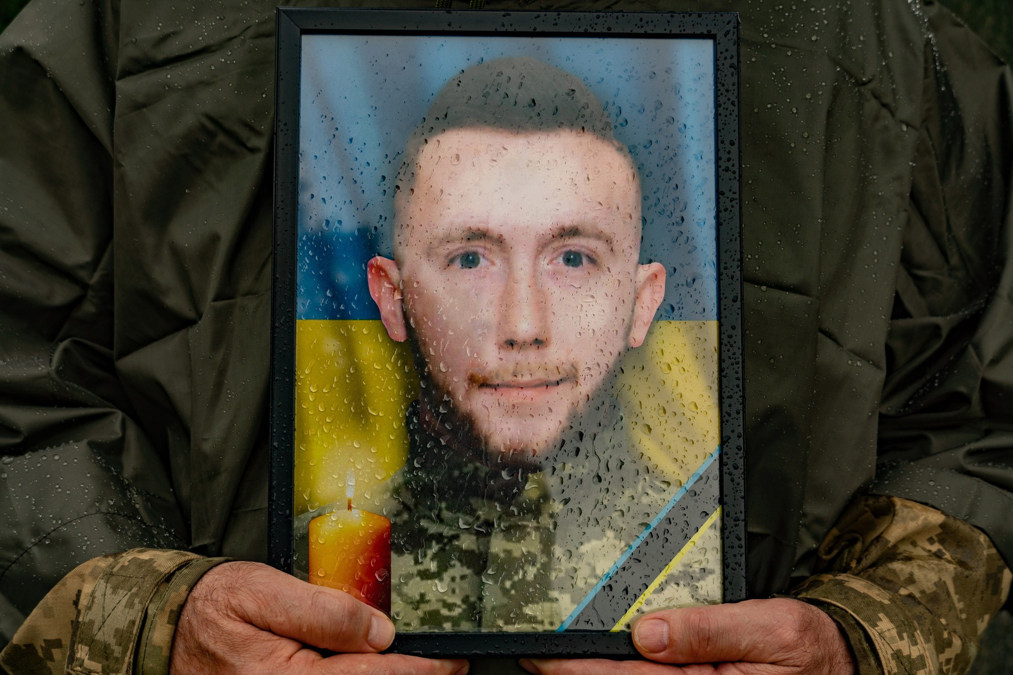 В Ужгороді провели в останню путь полеглого за Україну солдата Олександра Голубєва (ФОТО)