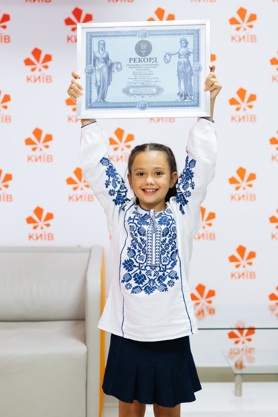 Восьмирічна дівчинка з Ужгорода встановила рекорд України, продекламувавши найдовшу скоромовку (ФОТО, ВІДЕО)