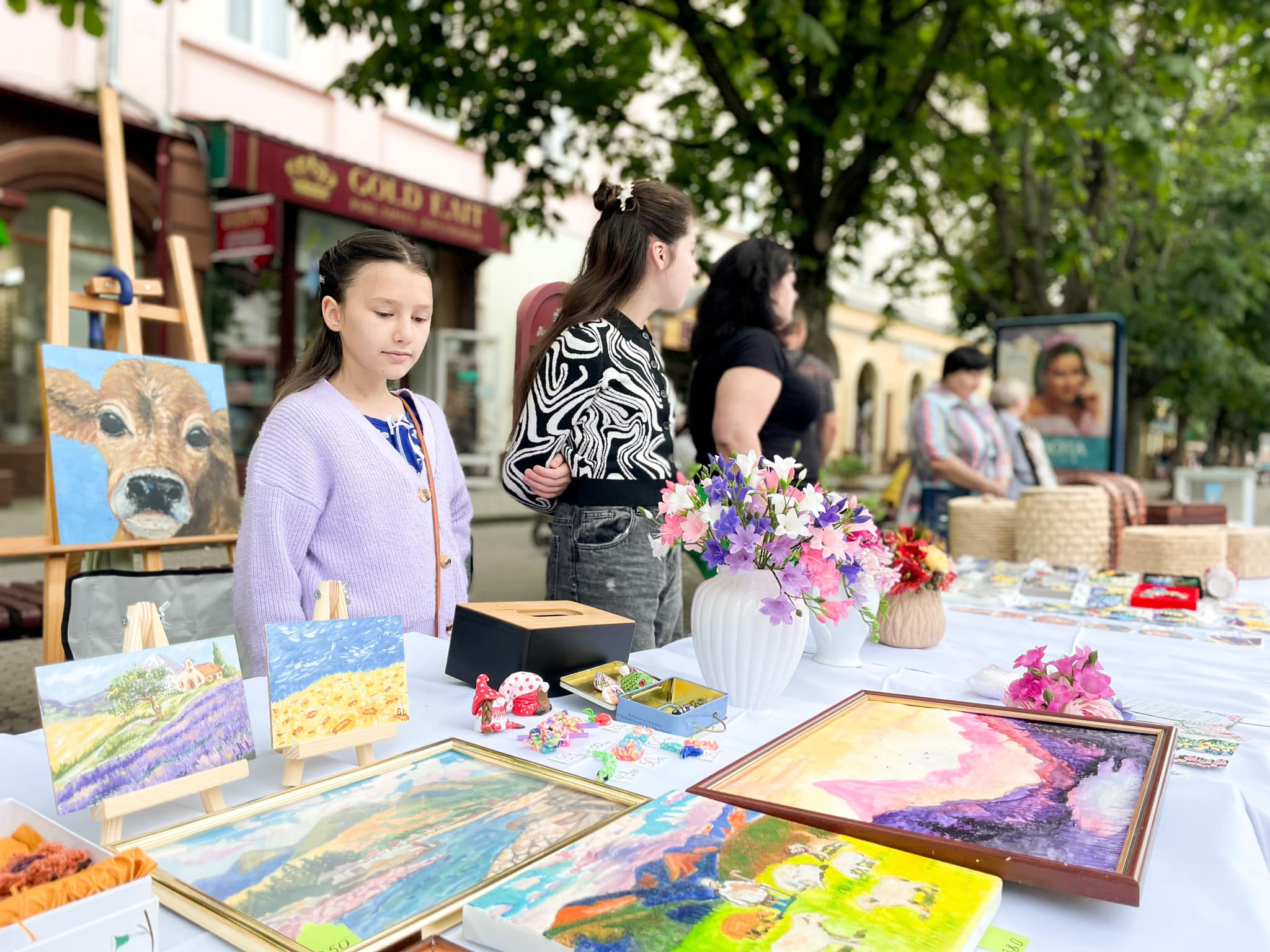 На центральній площі Мукачева триває благодійний ярмарок на підтримку ЗСУ (ФОТО)