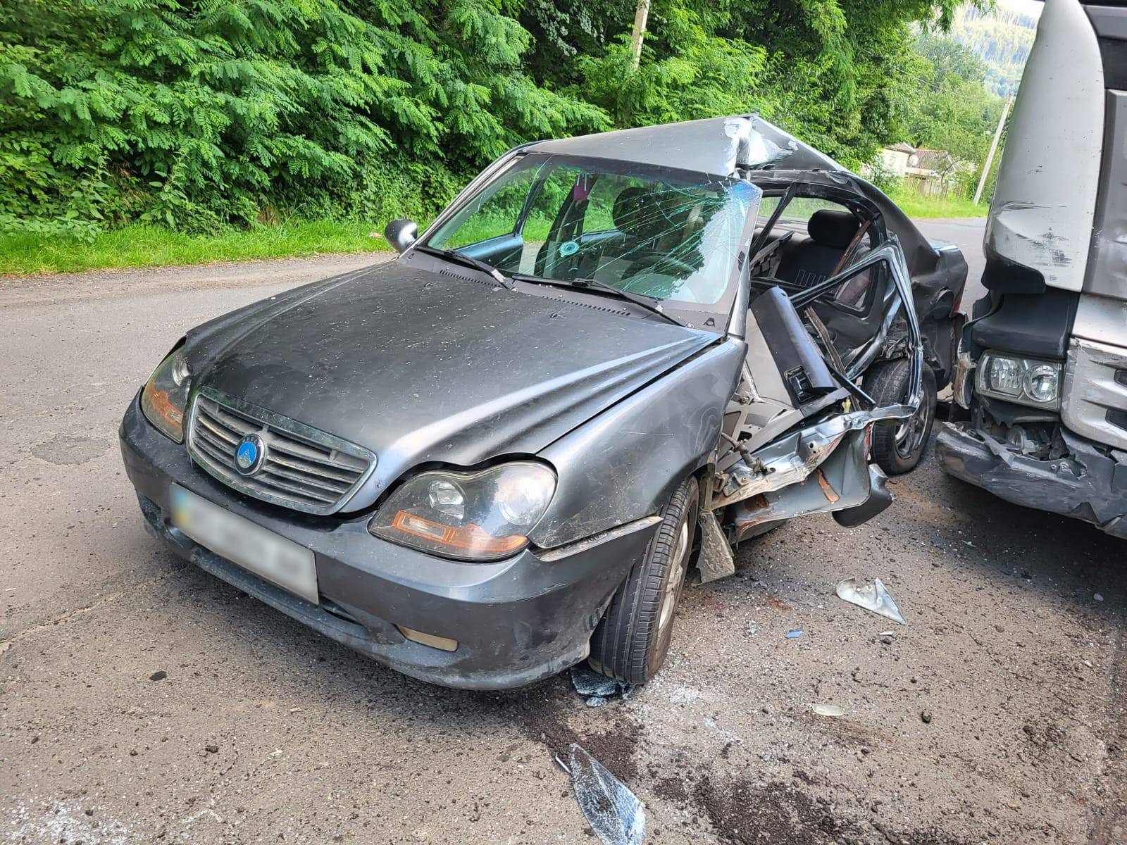 На Мукачівщині вантажівка врізалася в легковик, водійка від травм померла в лікарні (ФОТО)