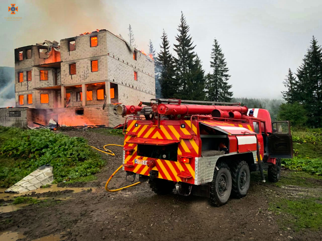 На Рахівщині ліквідували пожежу в "курортному" недобудованому міні-готелі (ФОТО)