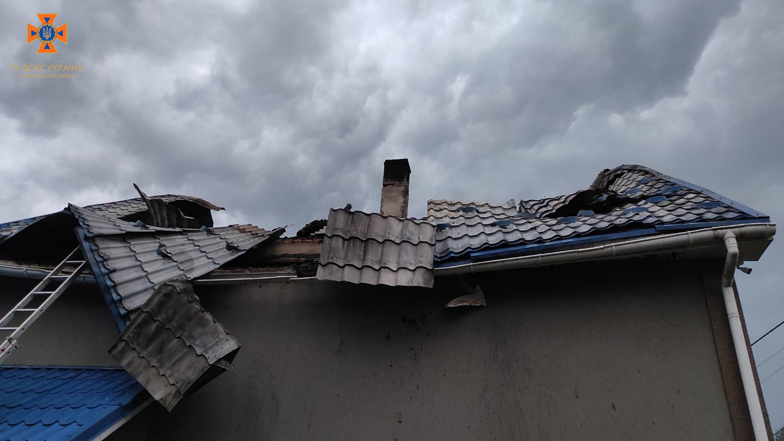 На Хустщині внаслідок влучання блискавки загорівся будинок (ФОТО)