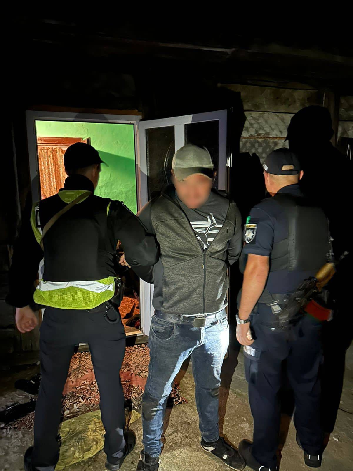 На Тячівщині зловмисник, що переховувався від суду, під час затримання накинувся з ножем на поліцейських (ФОТО)