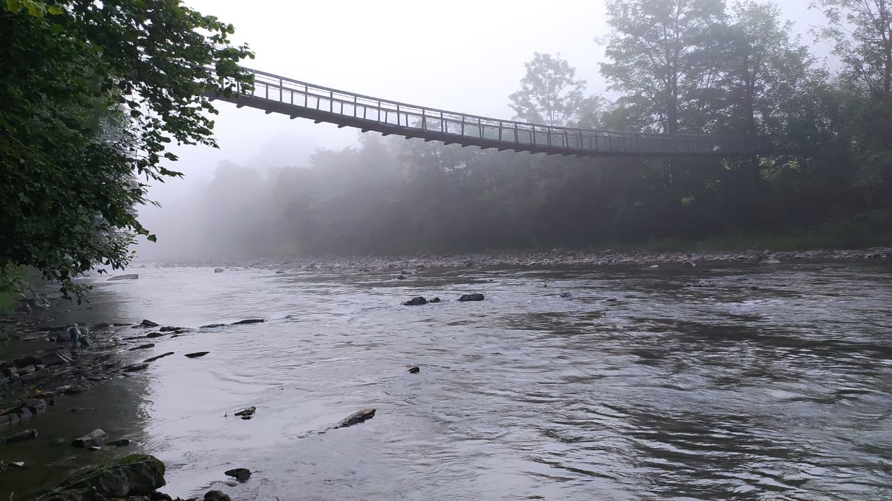 За фактом обвалу частини підвісного мосту на Рахівщині, внаслідок чого загинула жінка, відкрито кримінальне провадження (ФОТО) 