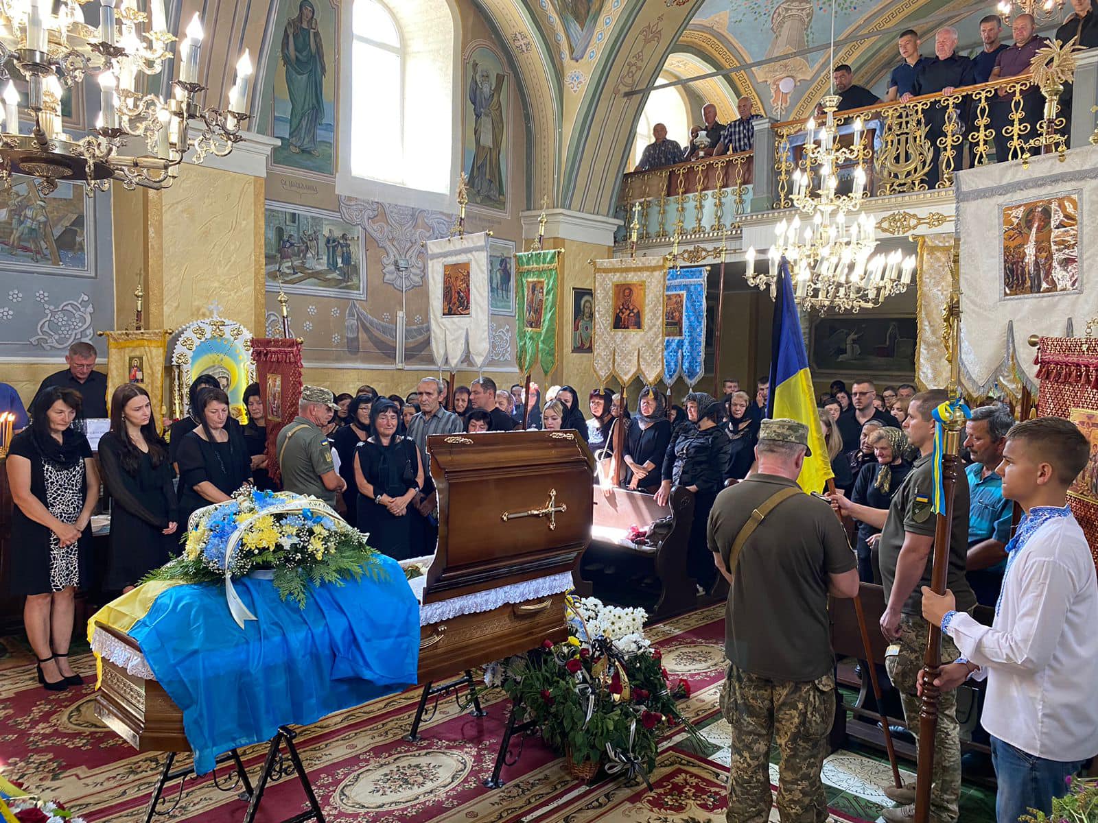 У Дунковиці на Берегівщині в останню дорогу провели полеглого Героя Івана Варгу (ФОТО)