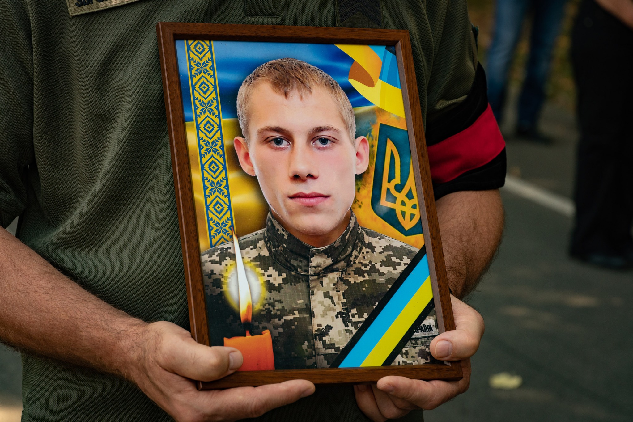 В Ужгороді попрощались із 27-річним солдатом Віталієм Лошаком (ФОТО)