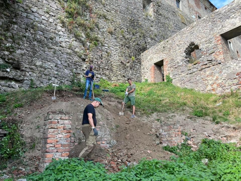 У Паланку в Мукачеві продовжуються розкопки (ФОТО)