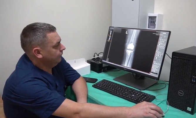 У лікарні Мукачева проводять операції по заміні кульшових та колінних суглобів (ВІДЕО)