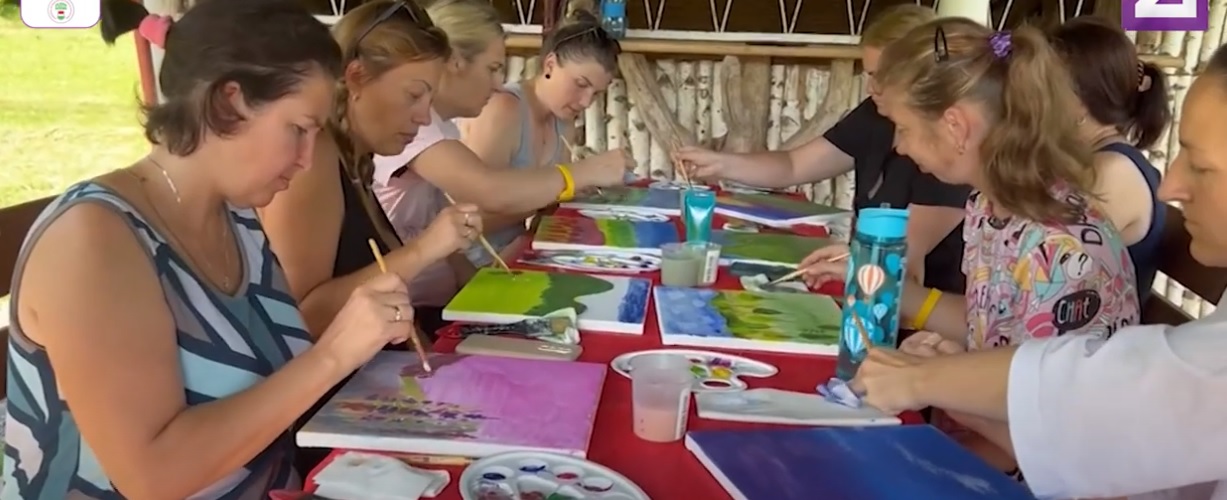 На Закарпатті під час проєкту "Турбота" 10 жінок із 15 дітками з Харківщини відновлювали життєві сили (ВІДЕО)