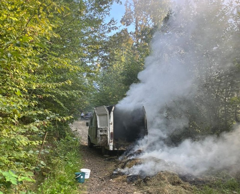 На Хустщині чоловік на знак помсти підпалив односельцю авто (ФОТО)