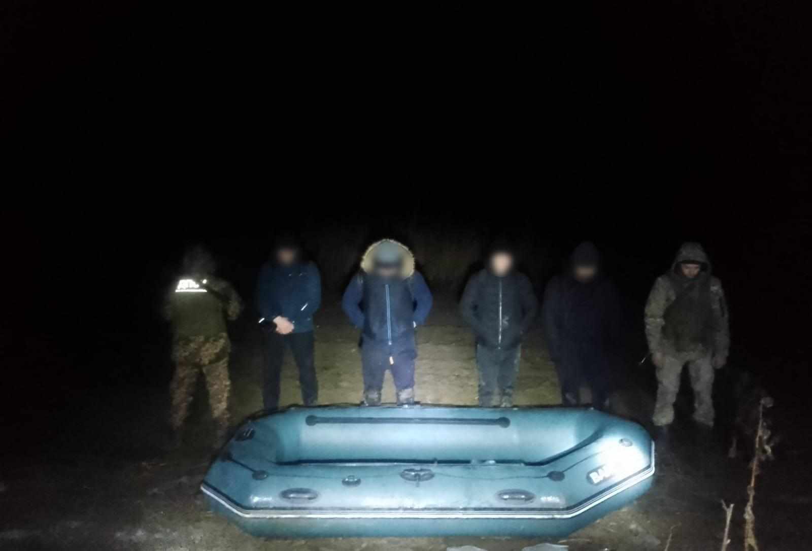 На Закарпатті біля кордону пострілами затримали 4-х чоловіків з гумовим човном (ФОТО)
