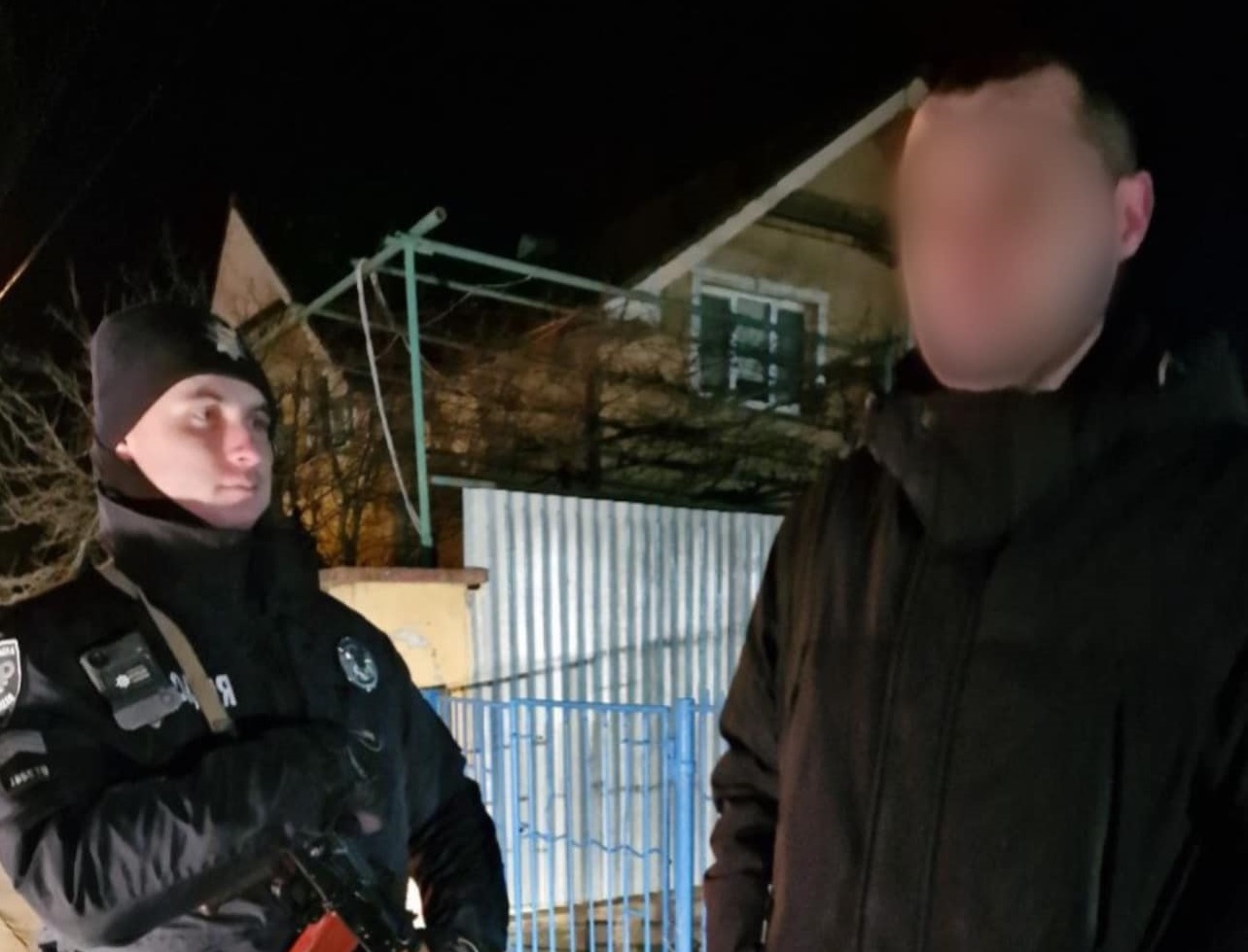 В Ужгороді затримали грабіжника, що вихопив у жінки наплічник і втік (ФОТО)