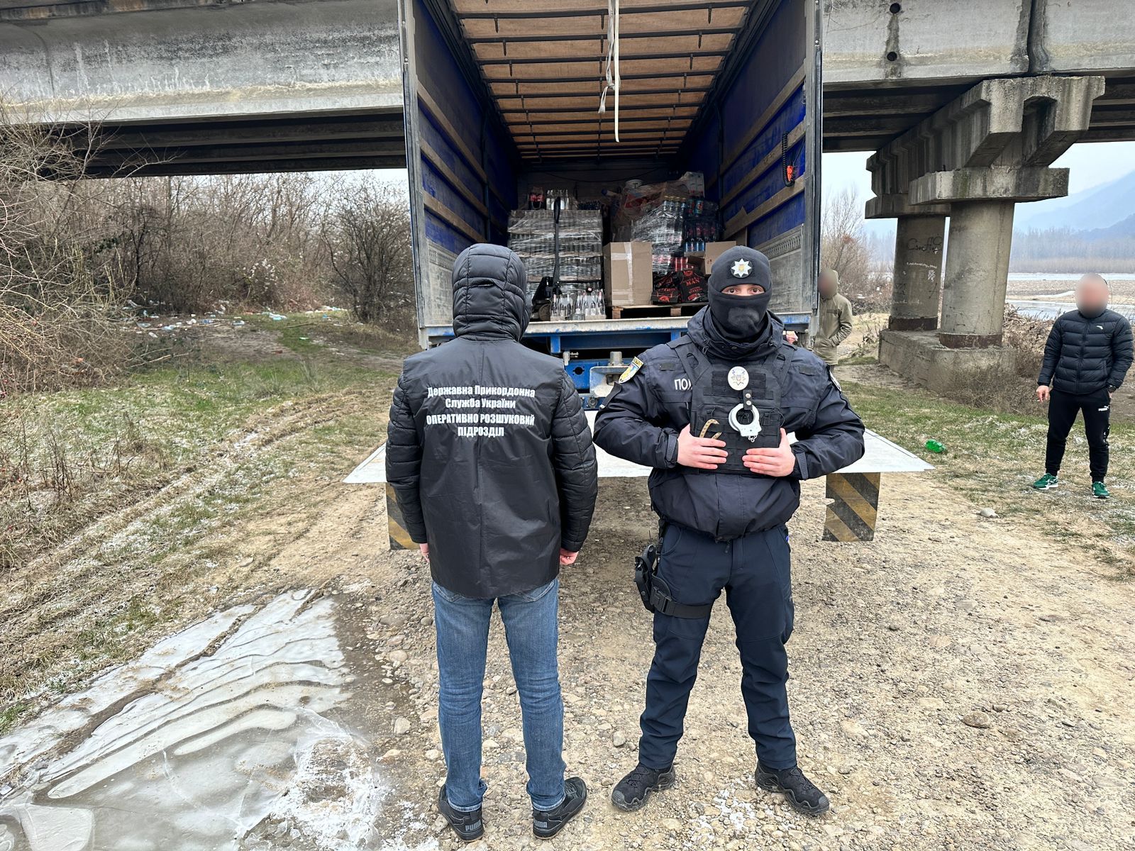 На Закарпатті 20-річний водій перевозив вантажівкою 1000 пляшок "лівого" алкоголю (ФОТО, ВІДЕО)