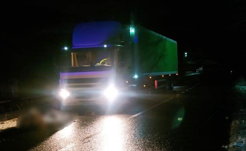 У Ясіні вантажівка "смертельно" переїхала 63-річного чоловіка, що в темряві лежав на дорозі (ФОТО)