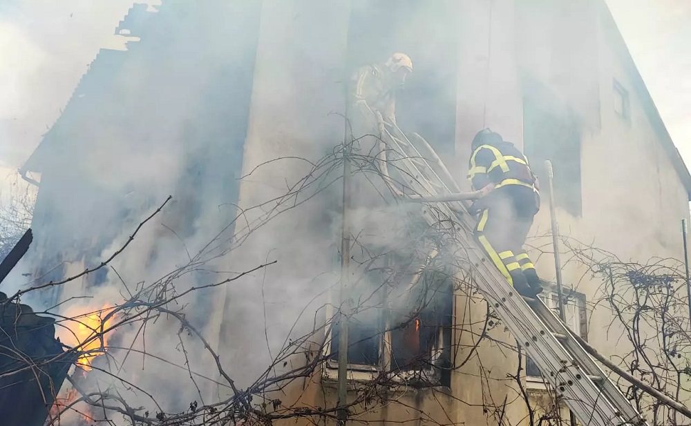 У Малій Бийгані на Берегівщині будинок загорівся через винесену зранку на вулицю золу (ФОТО) (РОЗШИРЕНО)