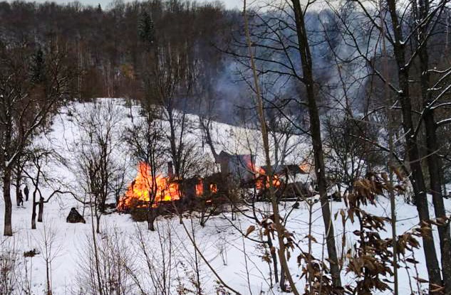 У Костилівці на Рахівщині згорів будинок, у вогні загинув 83-річний чоловік (ФОТО)