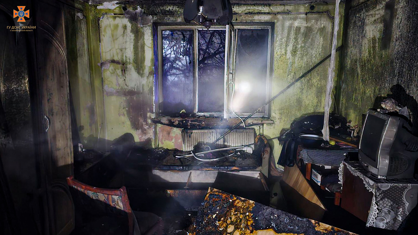 В Ужгороді на пожежі в квартирі багатоповерхівки загинув чоловік (ФОТО)