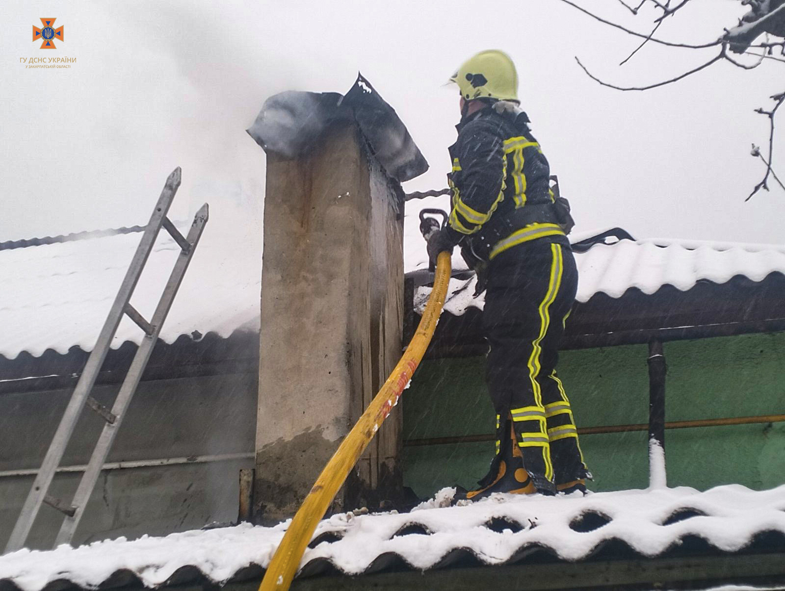 У Міжгір’ї загорілася котельня, прибудована до будинку 77-річної жінки (ФОТО)