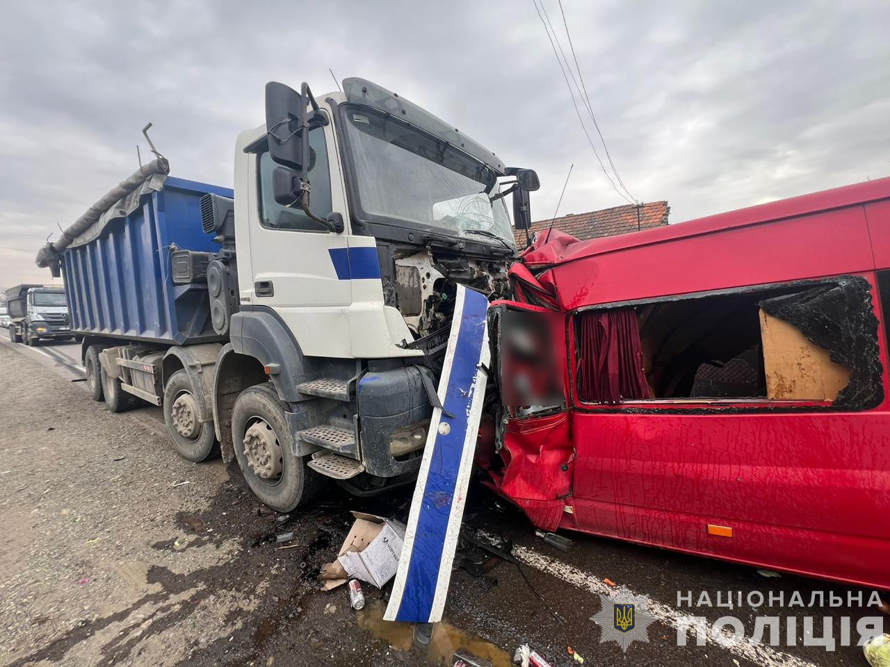 У Буштині в зіткненні вантажівки та мікроавтобуса загинуло двоє людей (ФОТО)