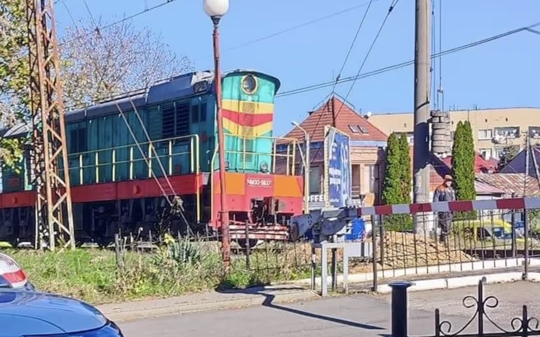 ФОТОФАКТ. На залізничному переїзді в Ужгороді локомотив збив 17-річного хлопця