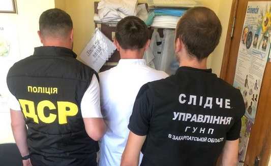 Лікареві зі Сваляви за вимагання хабаря за призначення інвалідності присудили штраф і річне "відлучення" від ЛКК