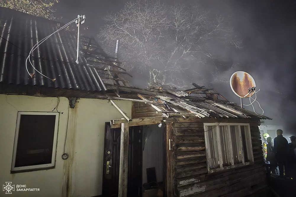 У Тур’я-Бистрій на Ужгородщині через пожежу в прибудові ледь не згорів будинок (ФОТО)