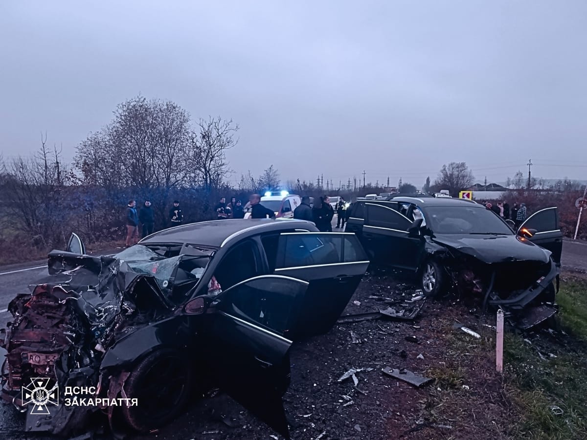 У зіткненні Audi Q7 та Opel Insignia біля Греблі на Хустщині загинула жінка, ще четверо – травмовані (ФОТО)