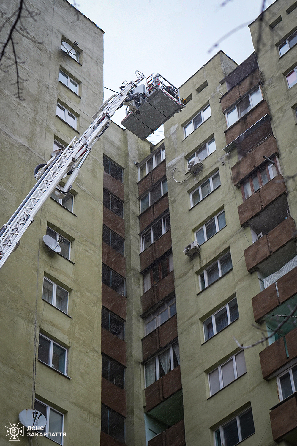 В Ужгороді пожежні навчалися ліквідовувати загорання у 16-поверхівці (ФОТО, ВІДЕО)