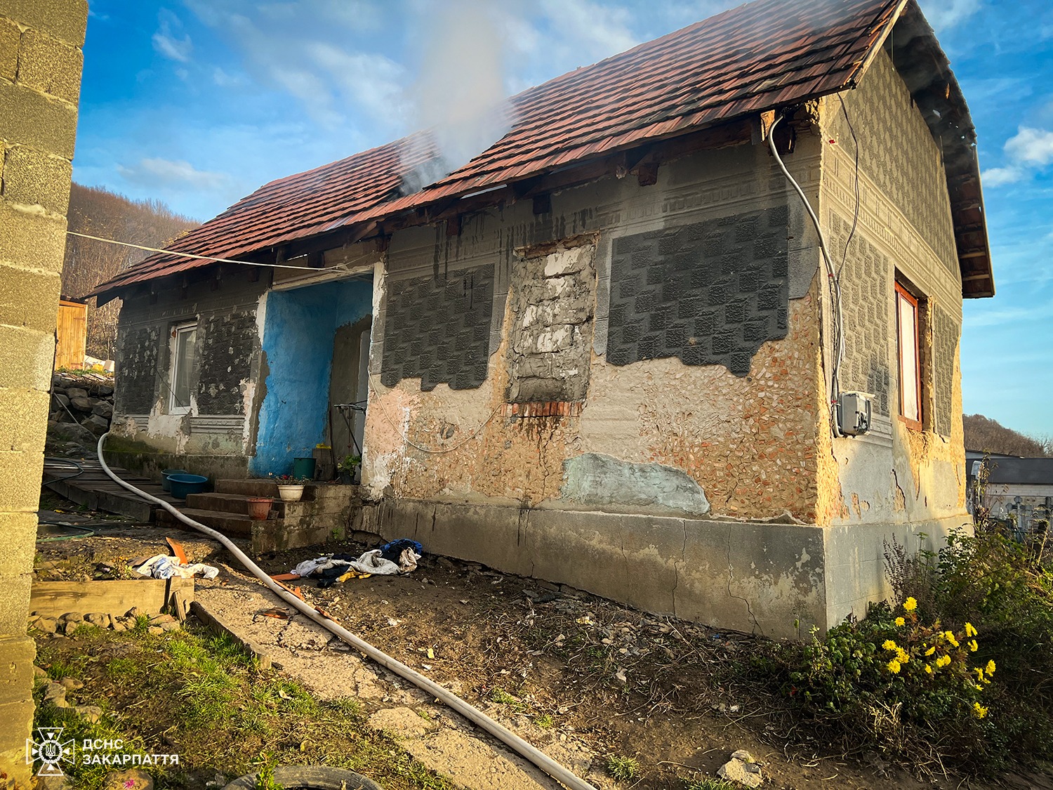 У Лозі Іршавської громади загорівся дах будинку (ФОТО)