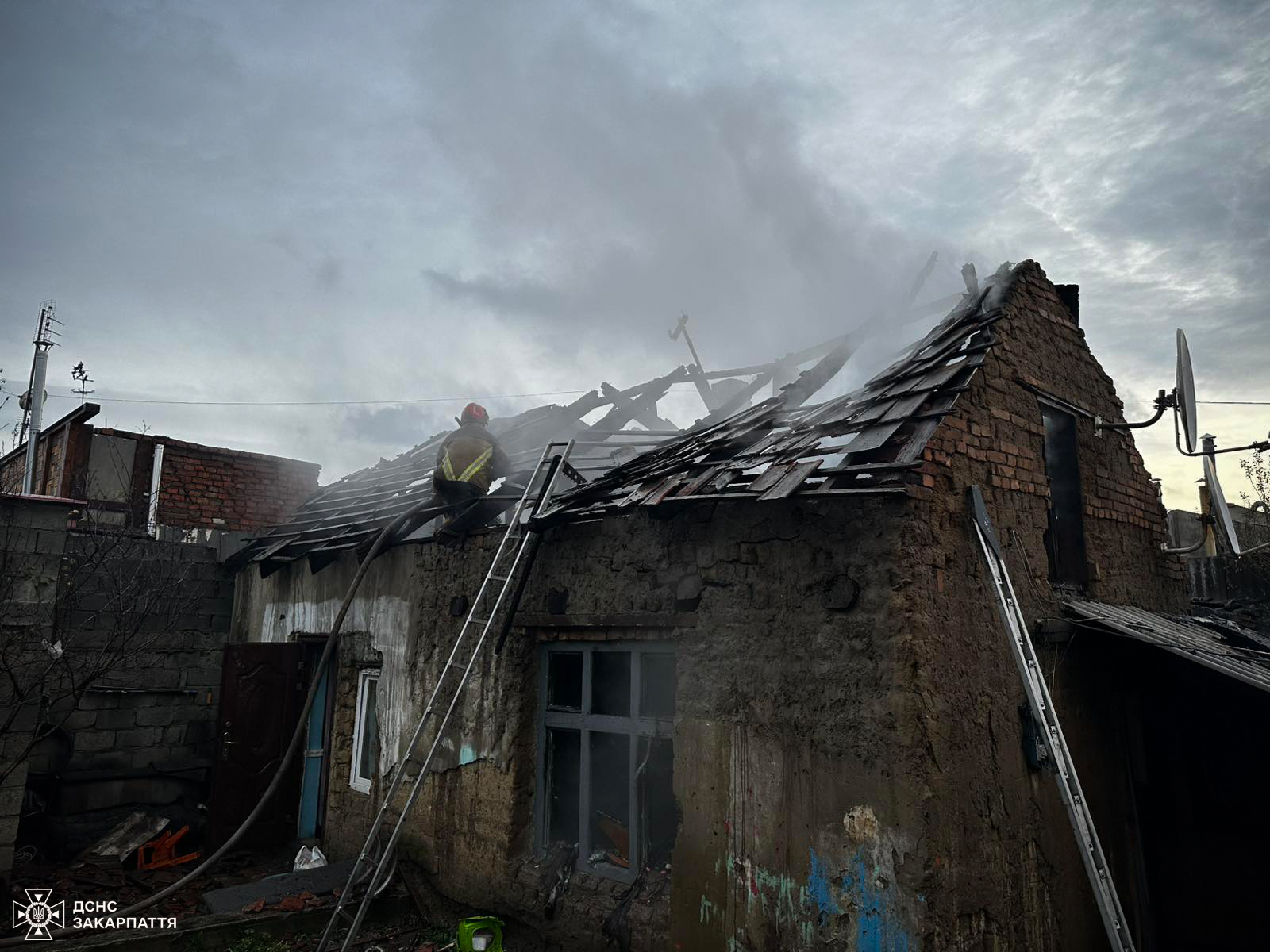 В Ужгороді горів будинок в "щільній забудові" на Радванці (ФОТО)