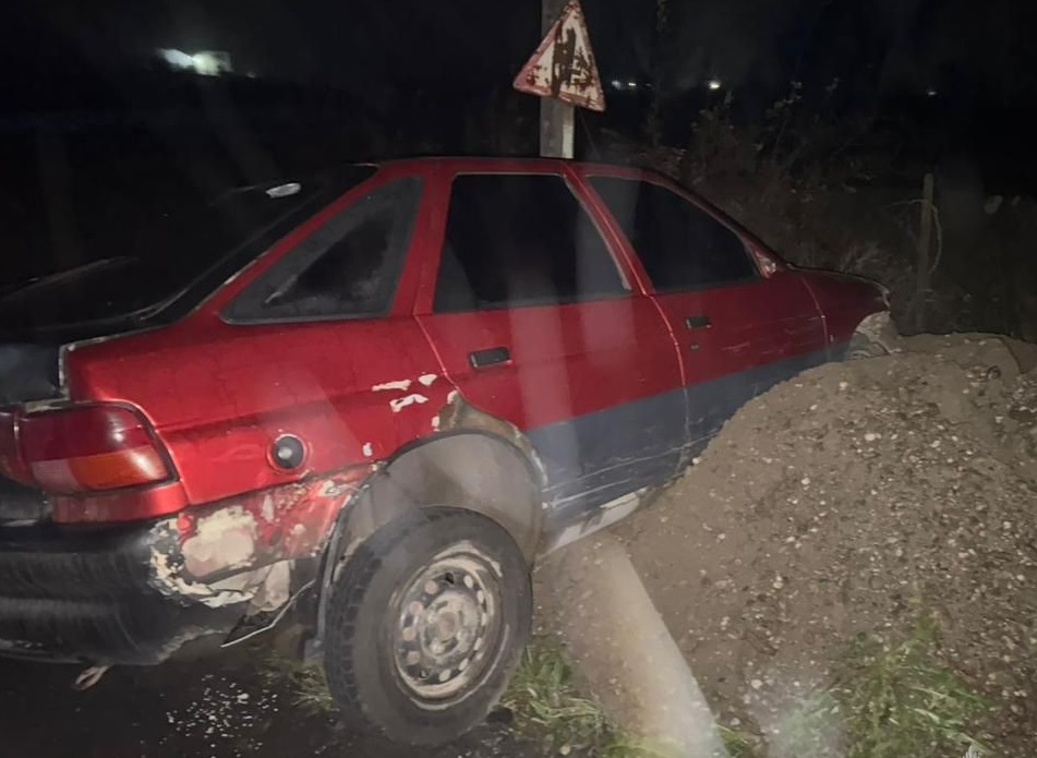 У Нижньому Селищі на Хустщині п'яний водій авто Ford Escort важко травмував на узбіччі 15-річного пішохода зі скутером (ФОТО)