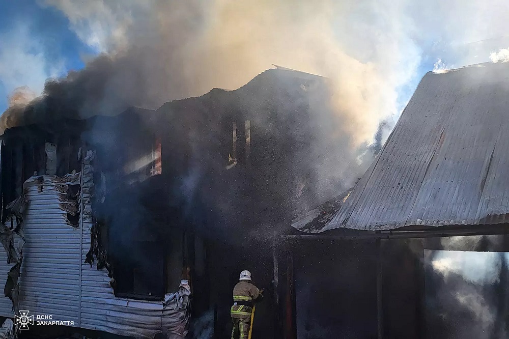 У Верхньому Водяному на Рахівщині зранку згоріли будинок з прибудовою (ФОТО)