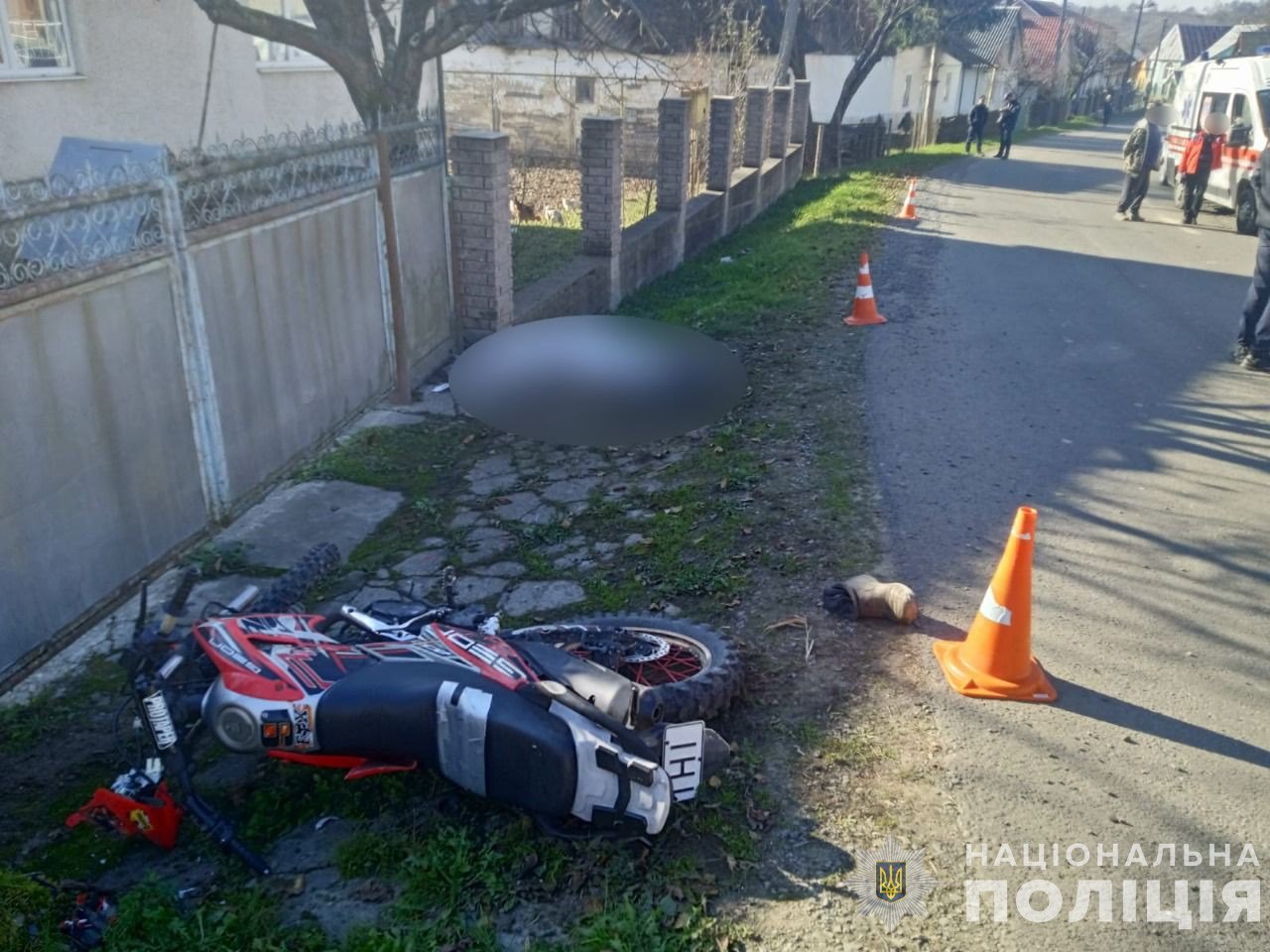 На Хустщині мотоцикліст з Тячівщини загинув, врізавшись на швидкості в бетонну огорожу (ФОТО)