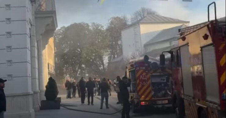 В Ужгороді у торговому центрі "Короні" сталася пожежа, загорілася електрощитова (ВІДЕО)