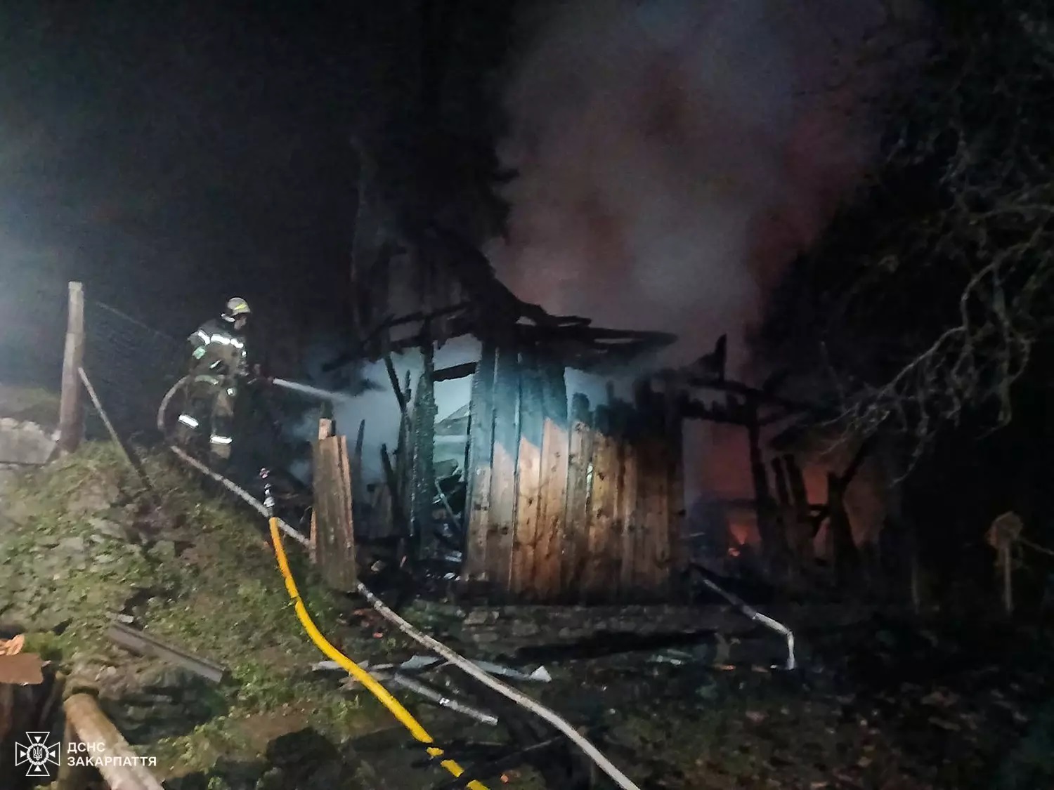 В Абранці через пожежу в коптильні під загрозою опинився дерев'яний будинок поруч (ФОТО)