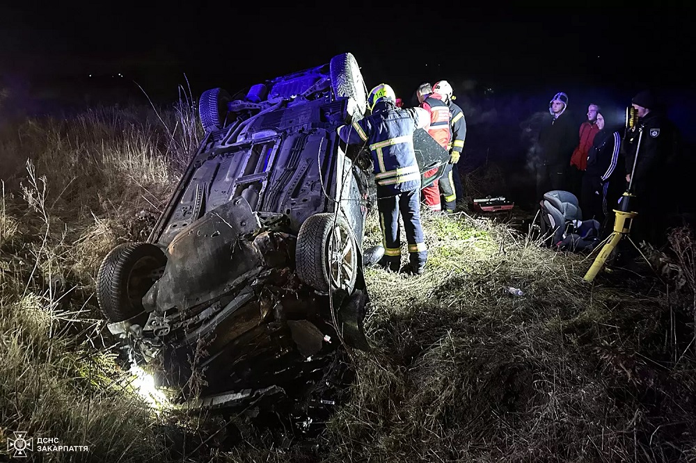 На Хустщині Opel злетів у кювет і перекинувся, водійку деблокували рятувальники (ФОТО)