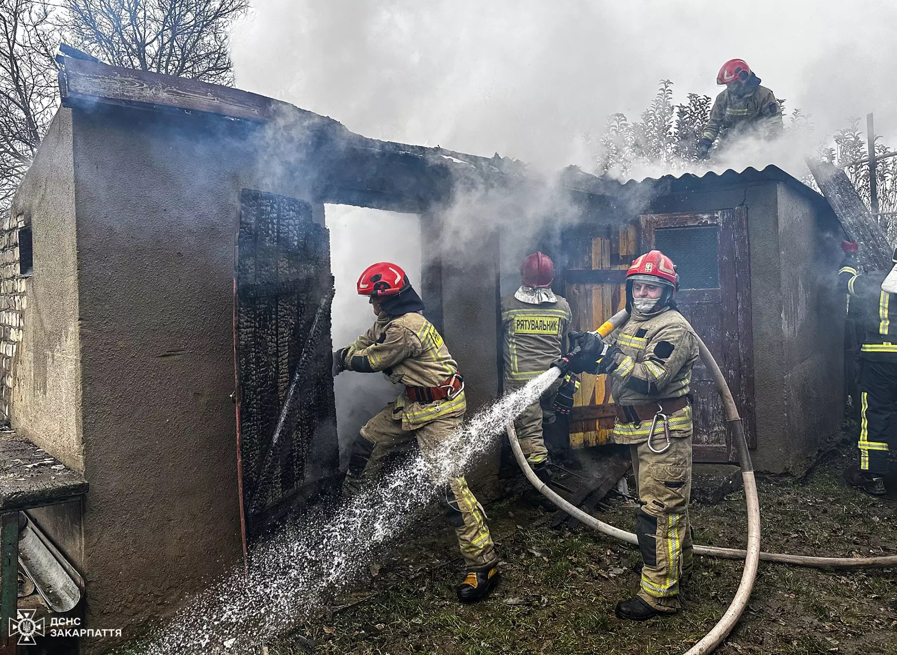 У Холмоку на Ужгородщині горіла надвірна споруда на приватному обійсті (ФОТО)