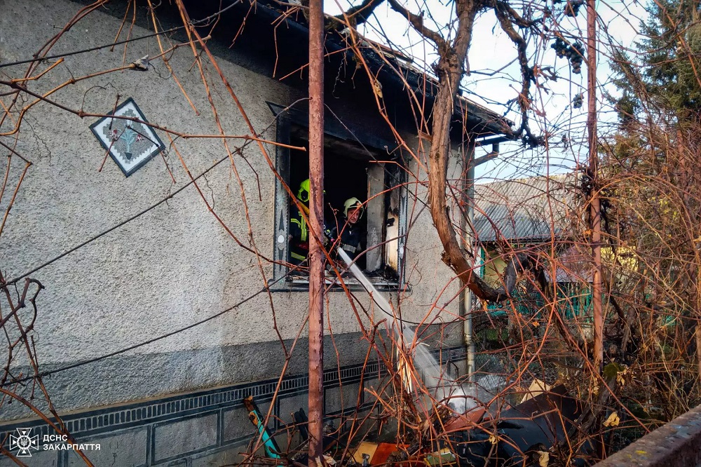 У Тур'я Поляні на Ужгородщині люди та пожежні погасили пожежу в будинку (ФОТО)