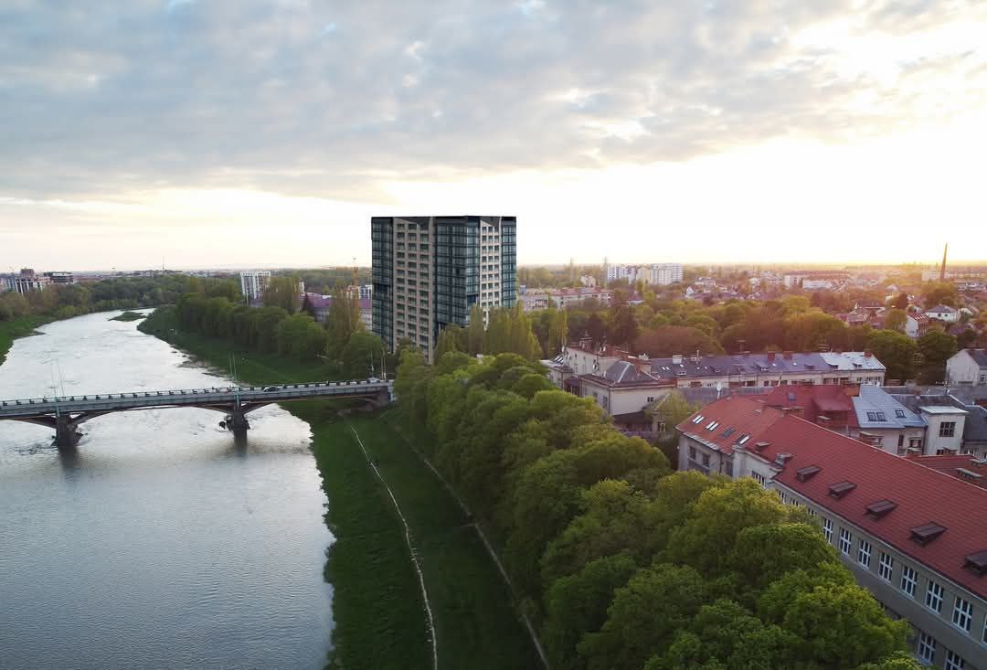 Понад 700 підписів. Ужгородці просять Мінкульт зупинити незаконне будівництво 13-поверхівки на Студентській набережній